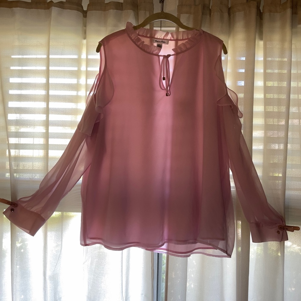 5/$25✨CK Light Pink Peep-shoulder Blouse 💖